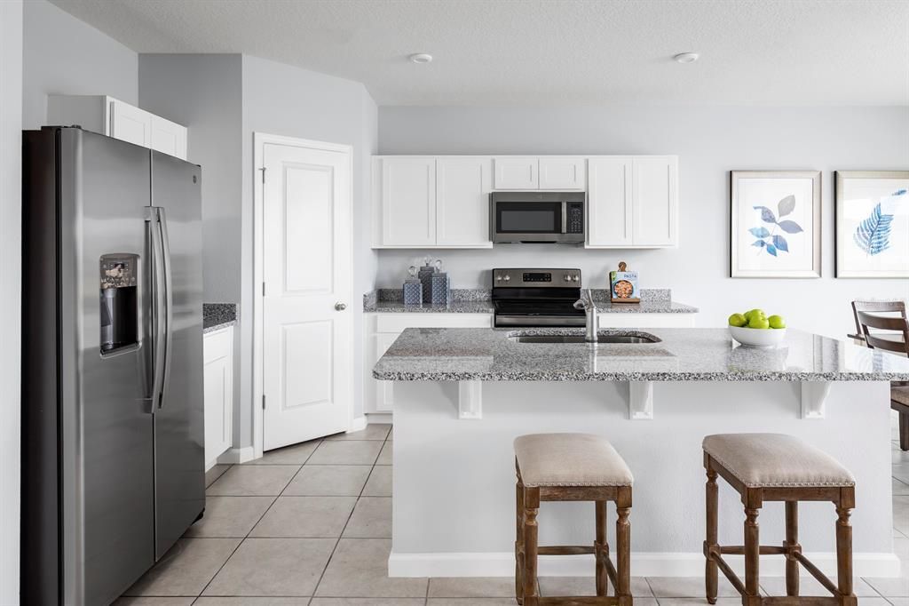 Под контрактом: $251,075 (3 спален, 2 ванн, 1452 Квадратных фут)