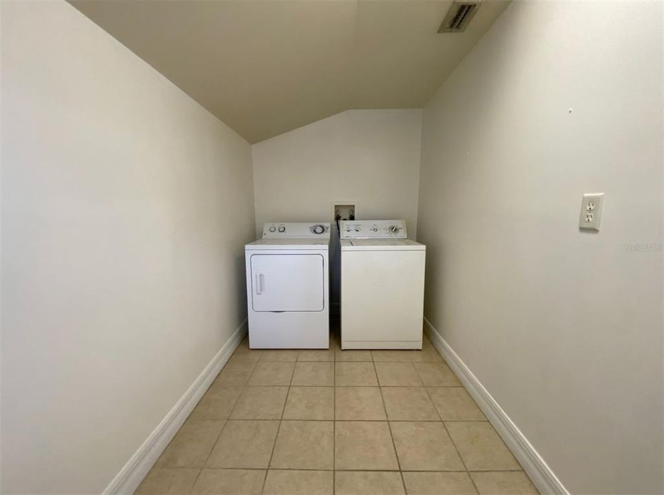 Active With Contract: $1,850 (2 beds, 2 baths, 1192 Square Feet)