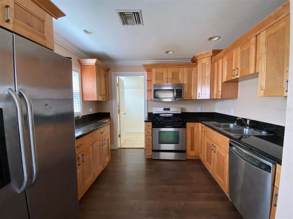 Active With Contract: $1,850 (2 beds, 2 baths, 1192 Square Feet)
