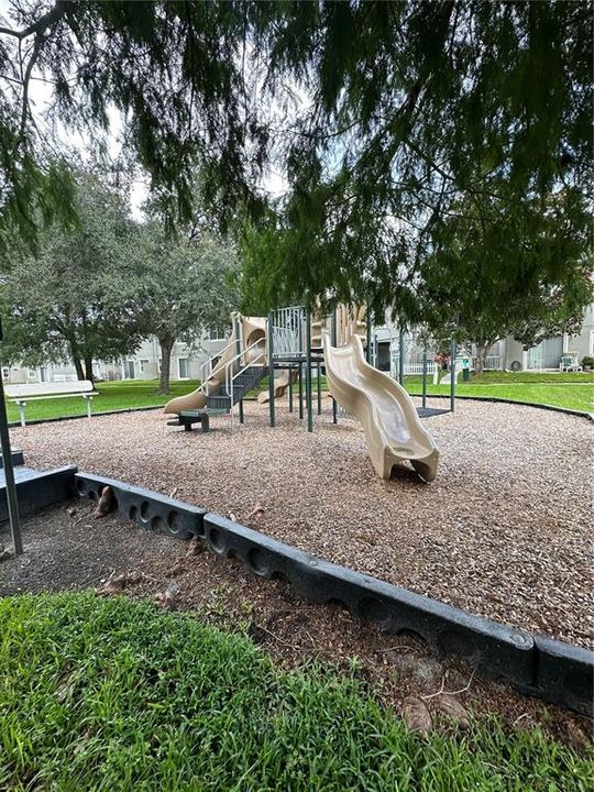 На продажу: $294,900 (2 спален, 2 ванн, 1275 Квадратных фут)