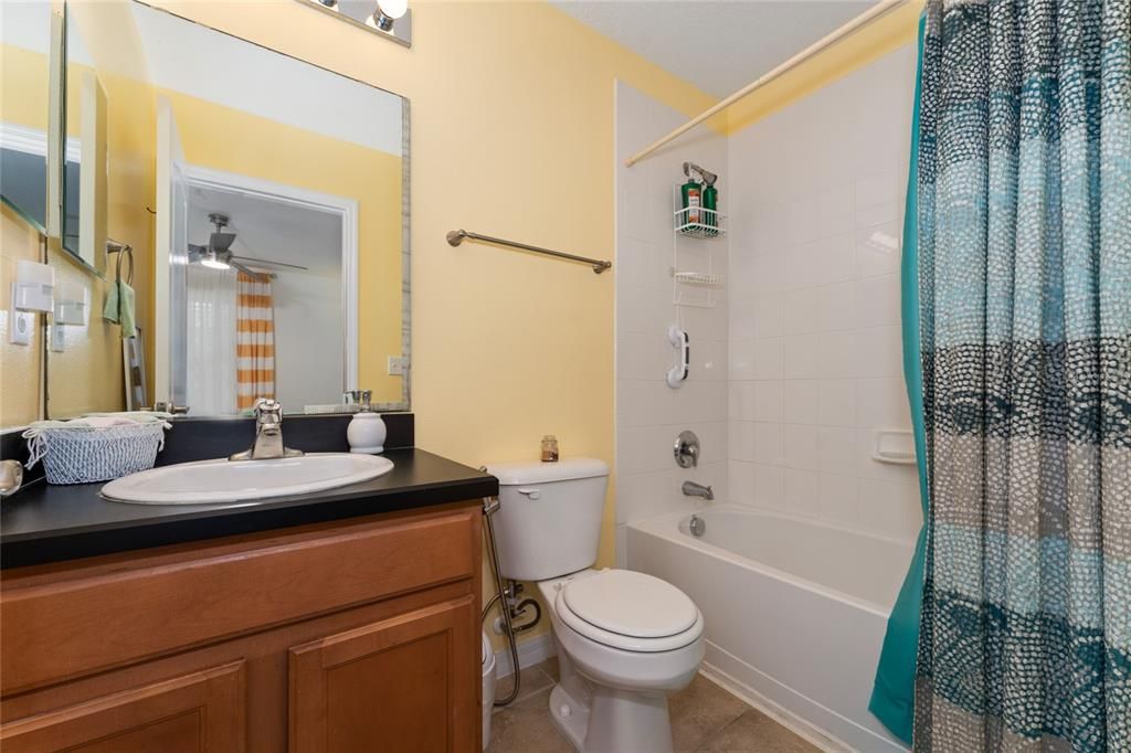 На продажу: $294,900 (2 спален, 2 ванн, 1275 Квадратных фут)