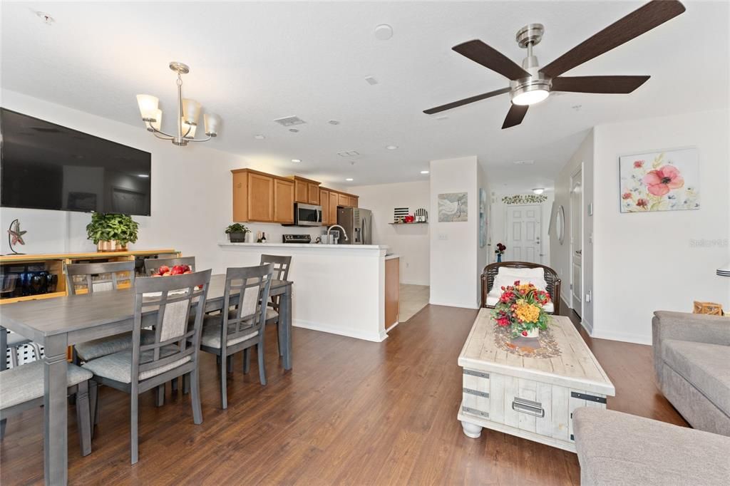 На продажу: $294,900 (2 спален, 2 ванн, 1275 Квадратных фут)