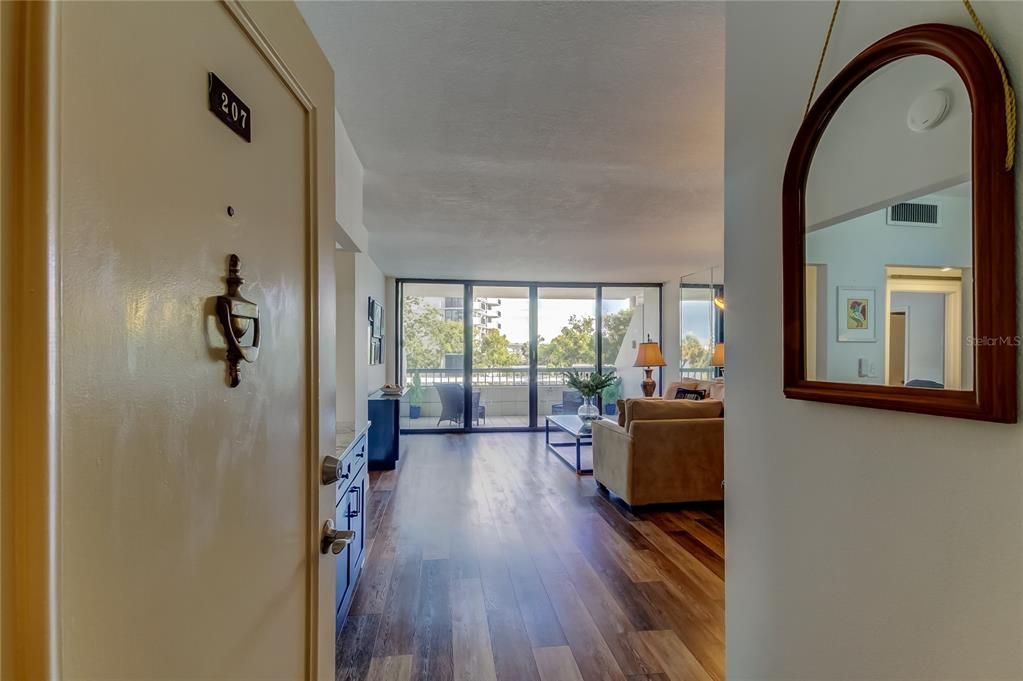 Active With Contract: $285,000 (1 beds, 1 baths, 1010 Square Feet)