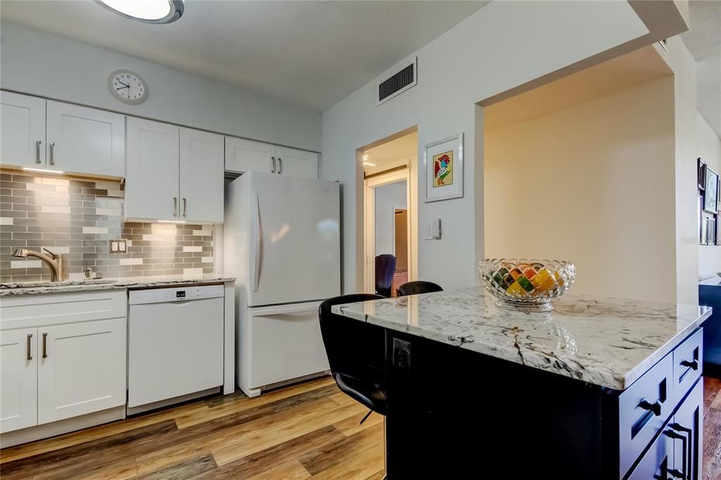 Active With Contract: $285,000 (1 beds, 1 baths, 1010 Square Feet)