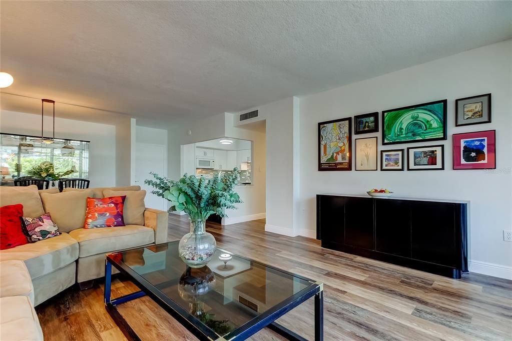 Active With Contract: $285,000 (1 beds, 1 baths, 1010 Square Feet)