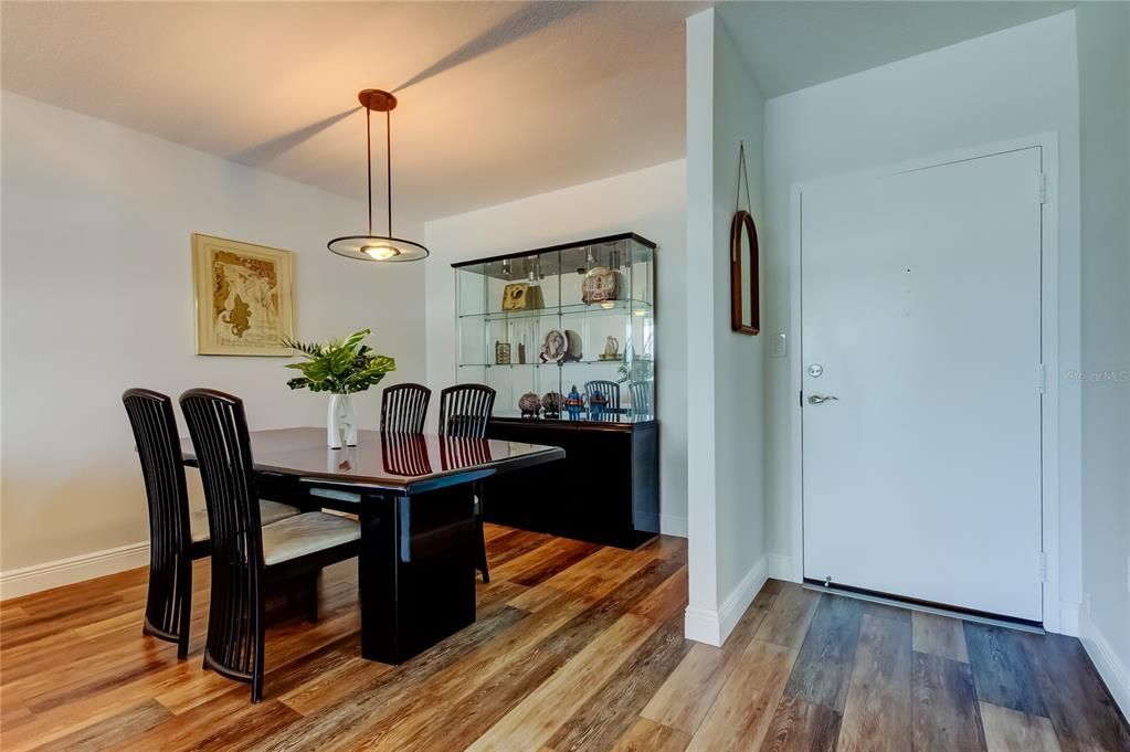 Active With Contract: $285,000 (1 beds, 1 baths, 1010 Square Feet)