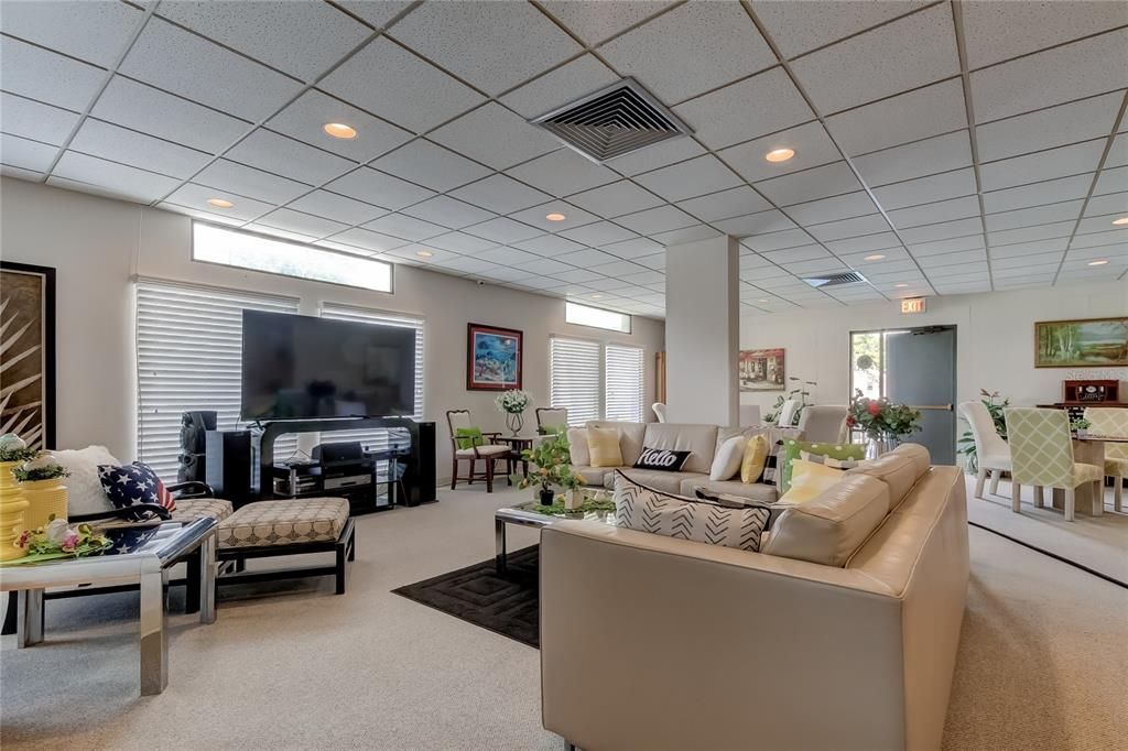 Active With Contract: $285,000 (1 beds, 1 baths, 1010 Square Feet)