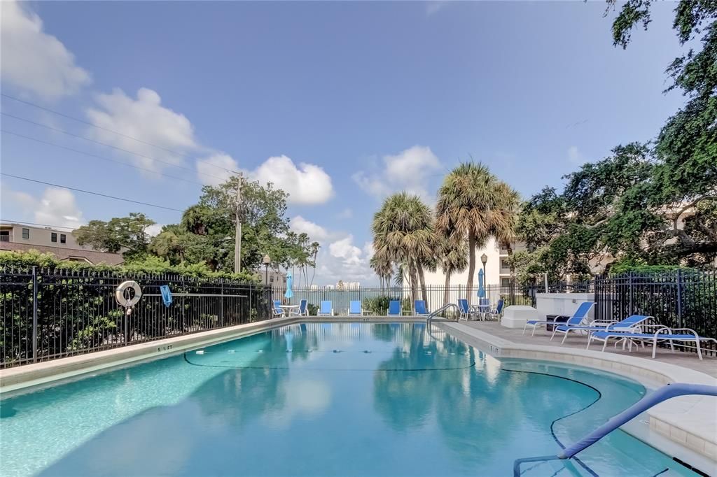 Active With Contract: $285,000 (1 beds, 1 baths, 1010 Square Feet)