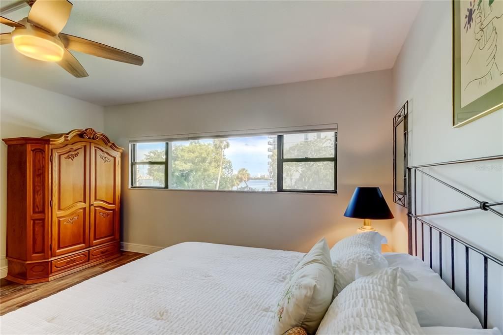 Active With Contract: $285,000 (1 beds, 1 baths, 1010 Square Feet)