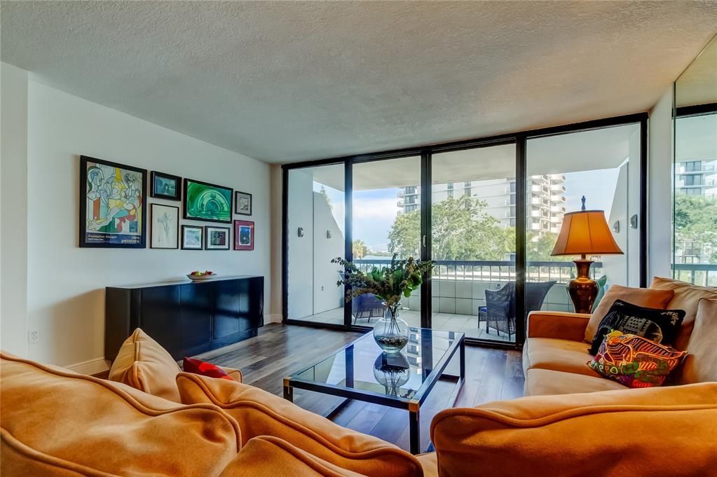 Active With Contract: $285,000 (1 beds, 1 baths, 1010 Square Feet)