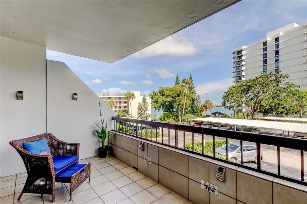 Active With Contract: $285,000 (1 beds, 1 baths, 1010 Square Feet)