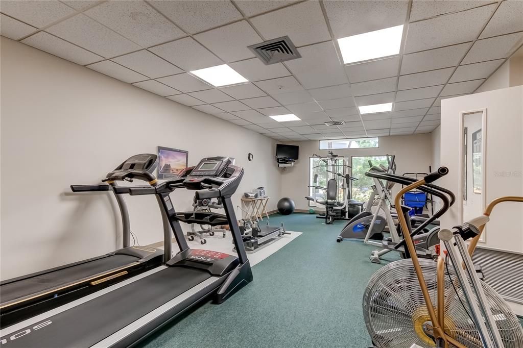 Active With Contract: $285,000 (1 beds, 1 baths, 1010 Square Feet)