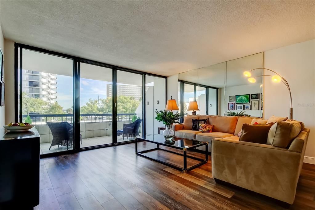 Active With Contract: $285,000 (1 beds, 1 baths, 1010 Square Feet)