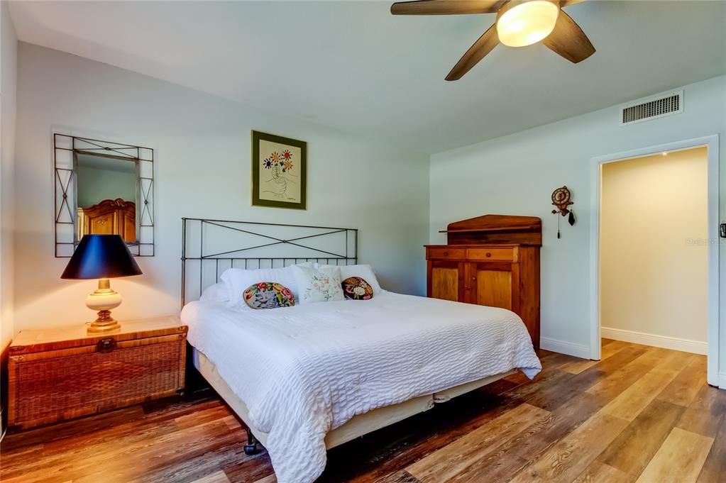 Active With Contract: $285,000 (1 beds, 1 baths, 1010 Square Feet)