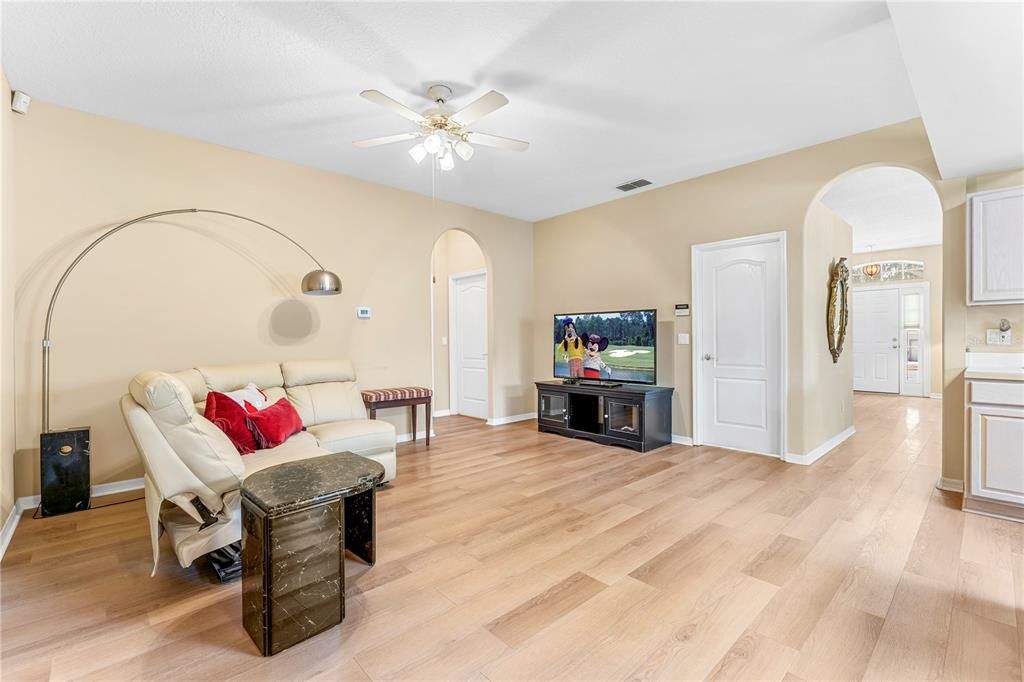 Activo con contrato: $315,000 (2 camas, 2 baños, 1677 Pies cuadrados)