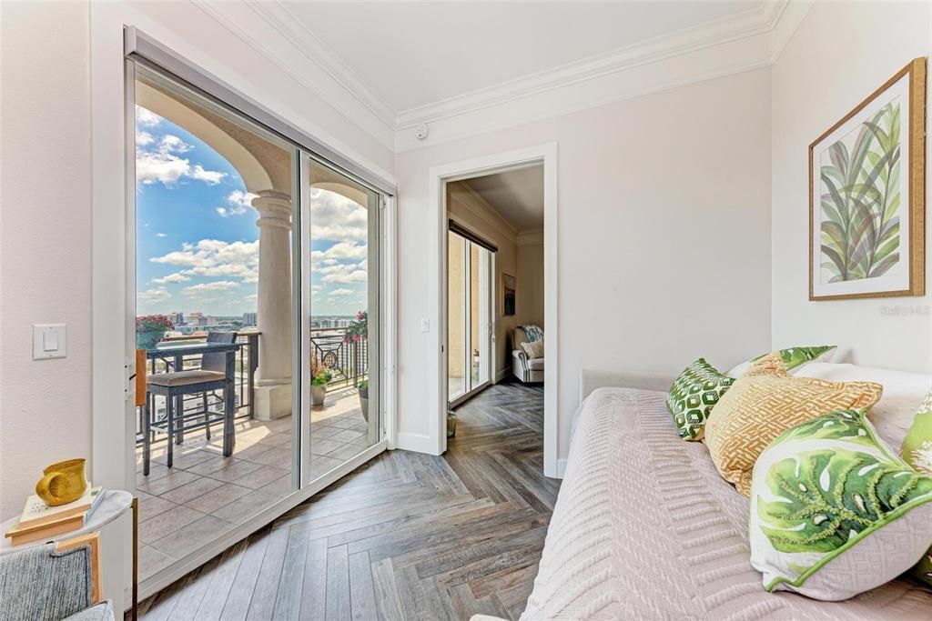 For Sale: $750,000 (2 beds, 1 baths, 960 Square Feet)