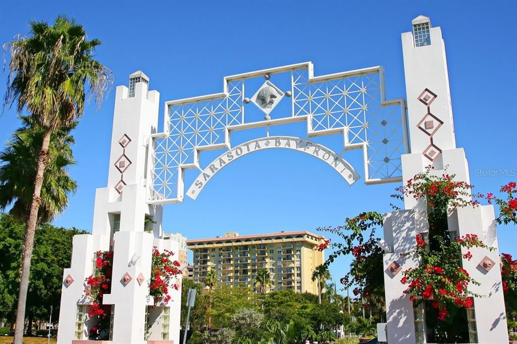 For Sale: $750,000 (2 beds, 1 baths, 960 Square Feet)