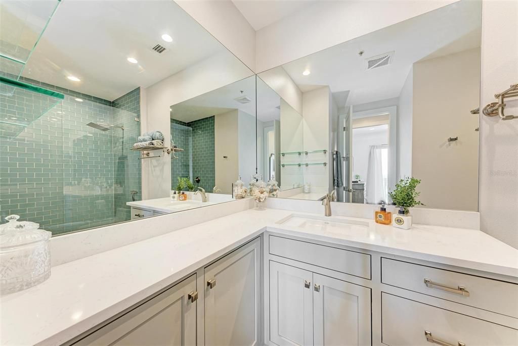 For Sale: $750,000 (2 beds, 1 baths, 960 Square Feet)