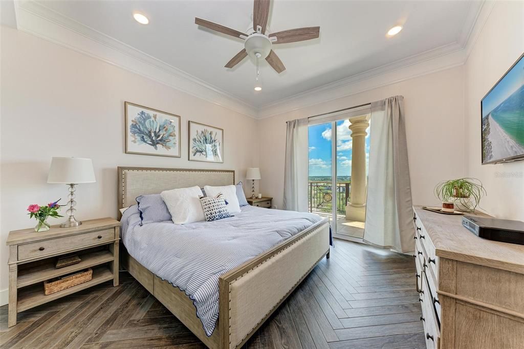 For Sale: $750,000 (2 beds, 1 baths, 960 Square Feet)