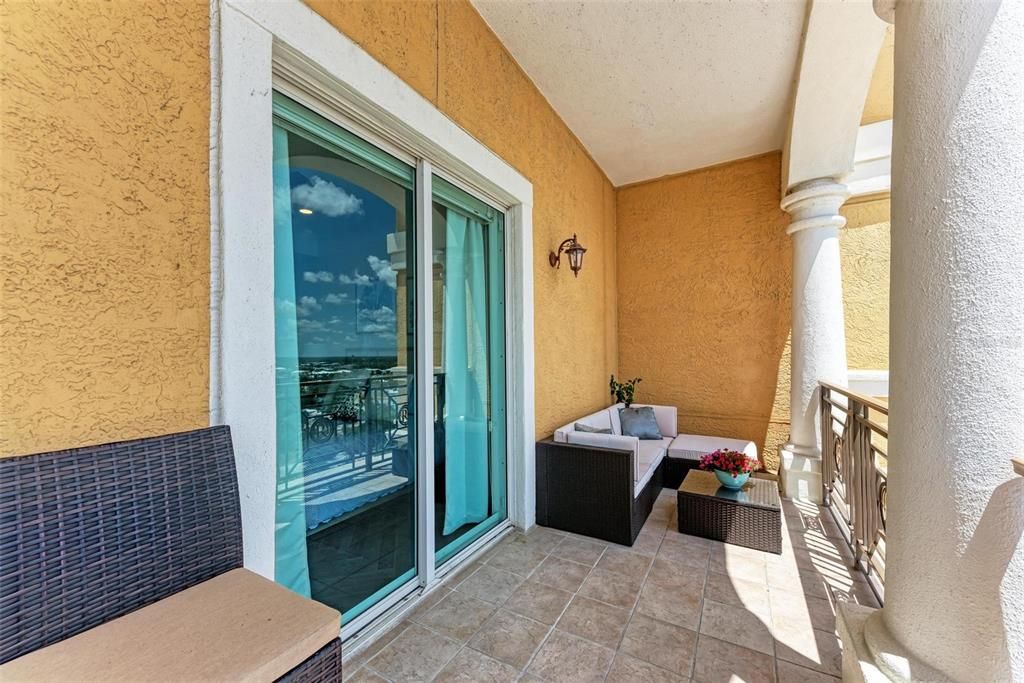 For Sale: $750,000 (2 beds, 1 baths, 960 Square Feet)