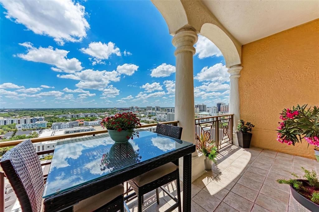 For Sale: $750,000 (2 beds, 1 baths, 960 Square Feet)