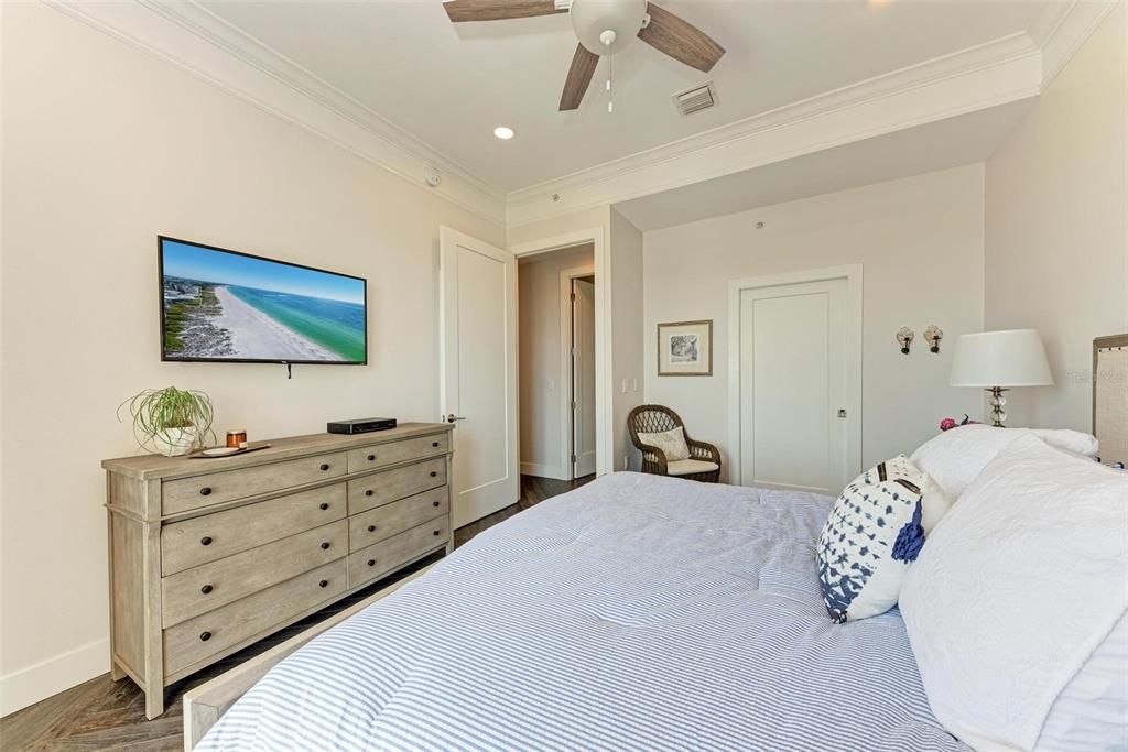 For Sale: $750,000 (2 beds, 1 baths, 960 Square Feet)