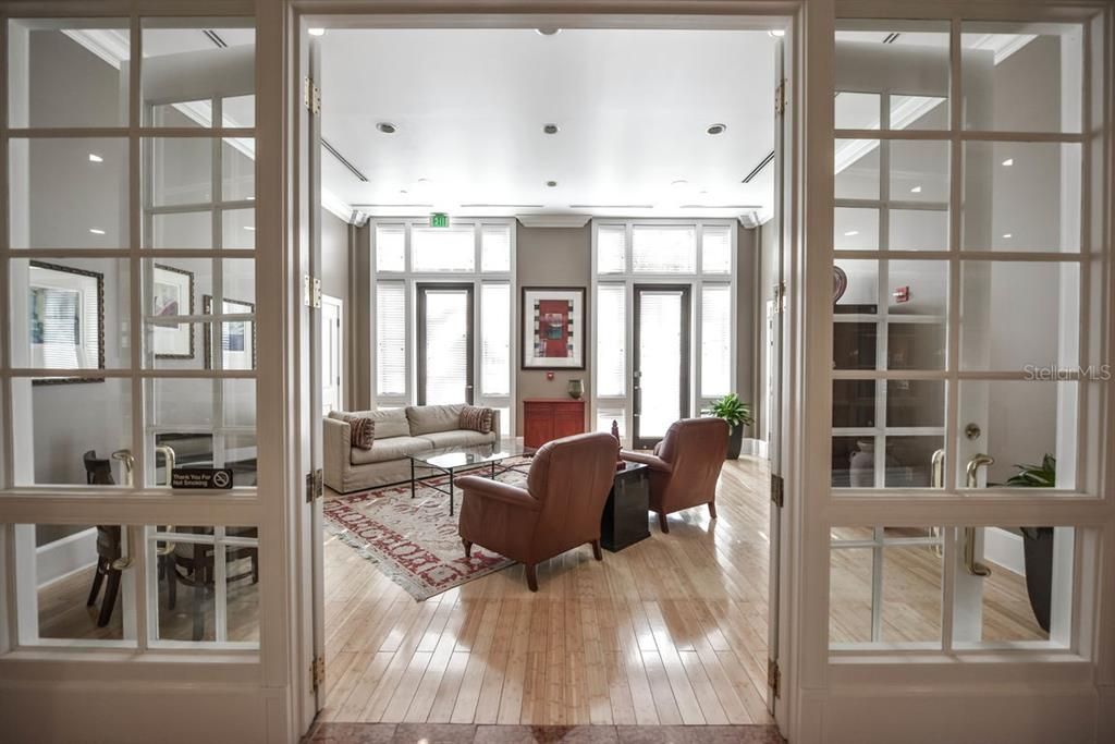 For Sale: $750,000 (2 beds, 1 baths, 960 Square Feet)