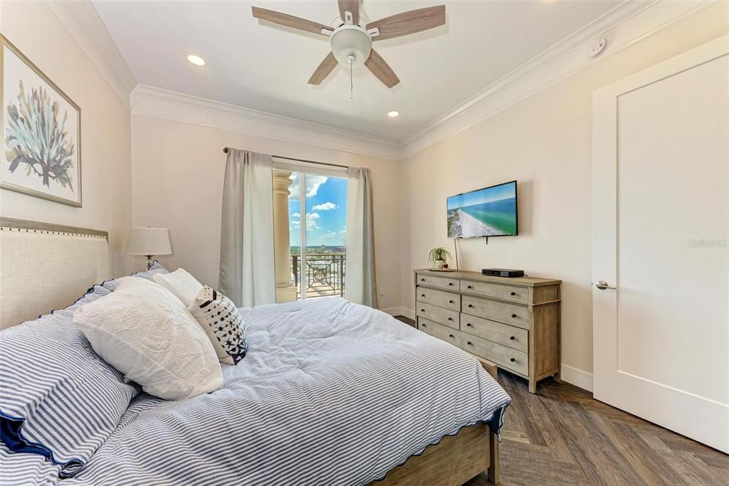 For Sale: $750,000 (2 beds, 1 baths, 960 Square Feet)