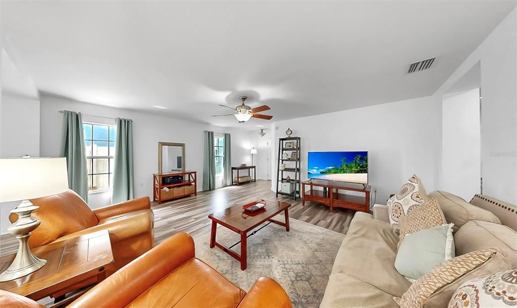 Под контрактом: $334,999 (3 спален, 2 ванн, 1707 Квадратных фут)