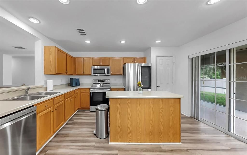 Под контрактом: $334,999 (3 спален, 2 ванн, 1707 Квадратных фут)