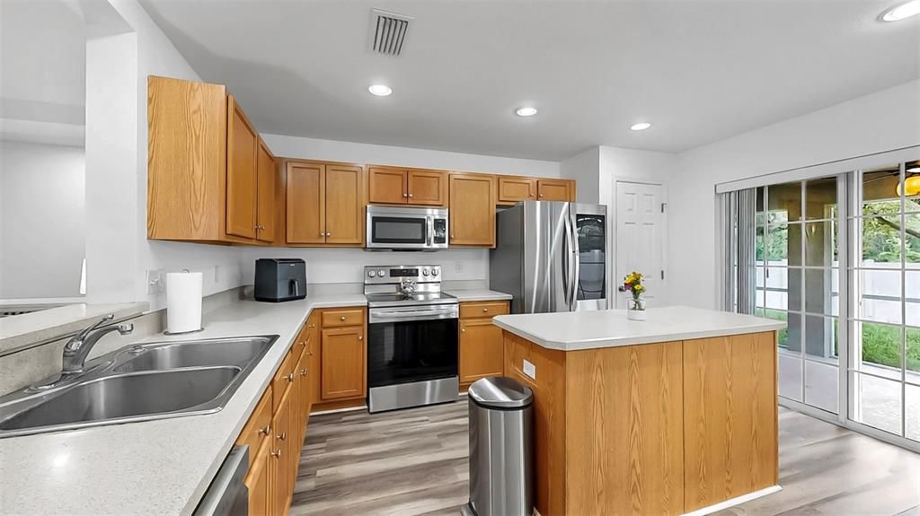 Под контрактом: $334,999 (3 спален, 2 ванн, 1707 Квадратных фут)