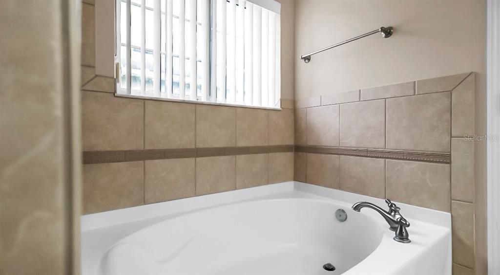 Под контрактом: $334,999 (3 спален, 2 ванн, 1707 Квадратных фут)