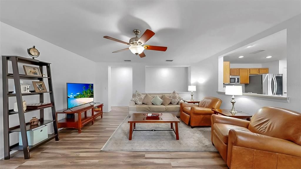 Под контрактом: $334,999 (3 спален, 2 ванн, 1707 Квадратных фут)