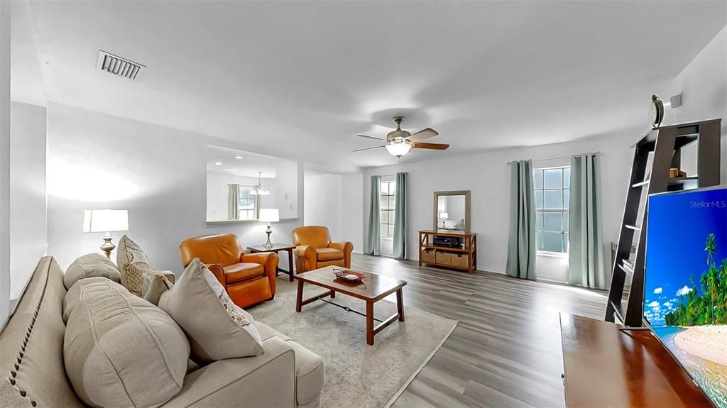 Под контрактом: $334,999 (3 спален, 2 ванн, 1707 Квадратных фут)