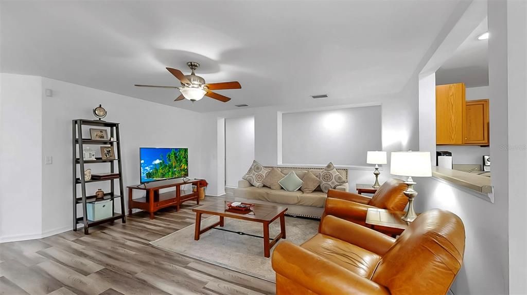 Под контрактом: $334,999 (3 спален, 2 ванн, 1707 Квадратных фут)