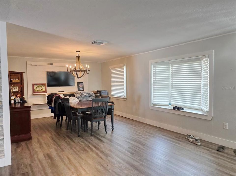 For Sale: $329,900 (3 beds, 2 baths, 1976 Square Feet)