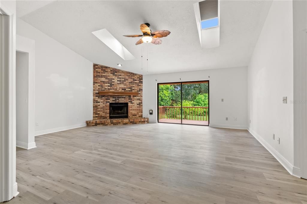 Под контрактом: $435,000 (4 спален, 2 ванн, 1722 Квадратных фут)