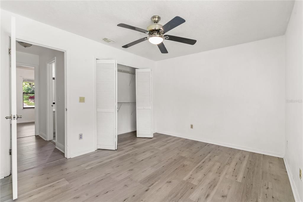 Под контрактом: $435,000 (4 спален, 2 ванн, 1722 Квадратных фут)