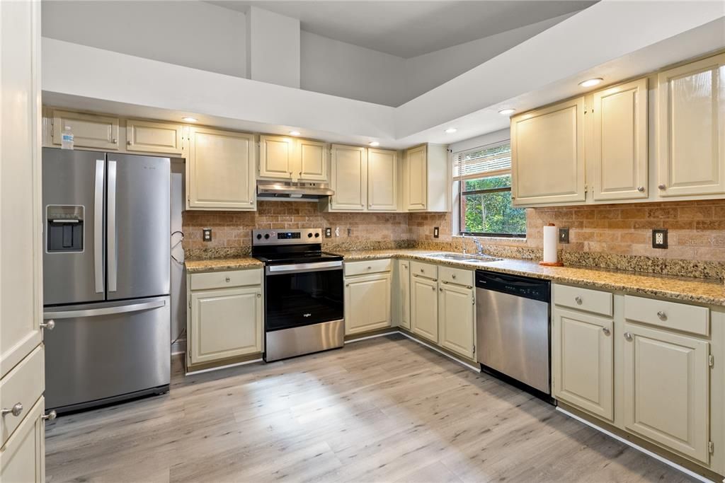 Под контрактом: $435,000 (4 спален, 2 ванн, 1722 Квадратных фут)