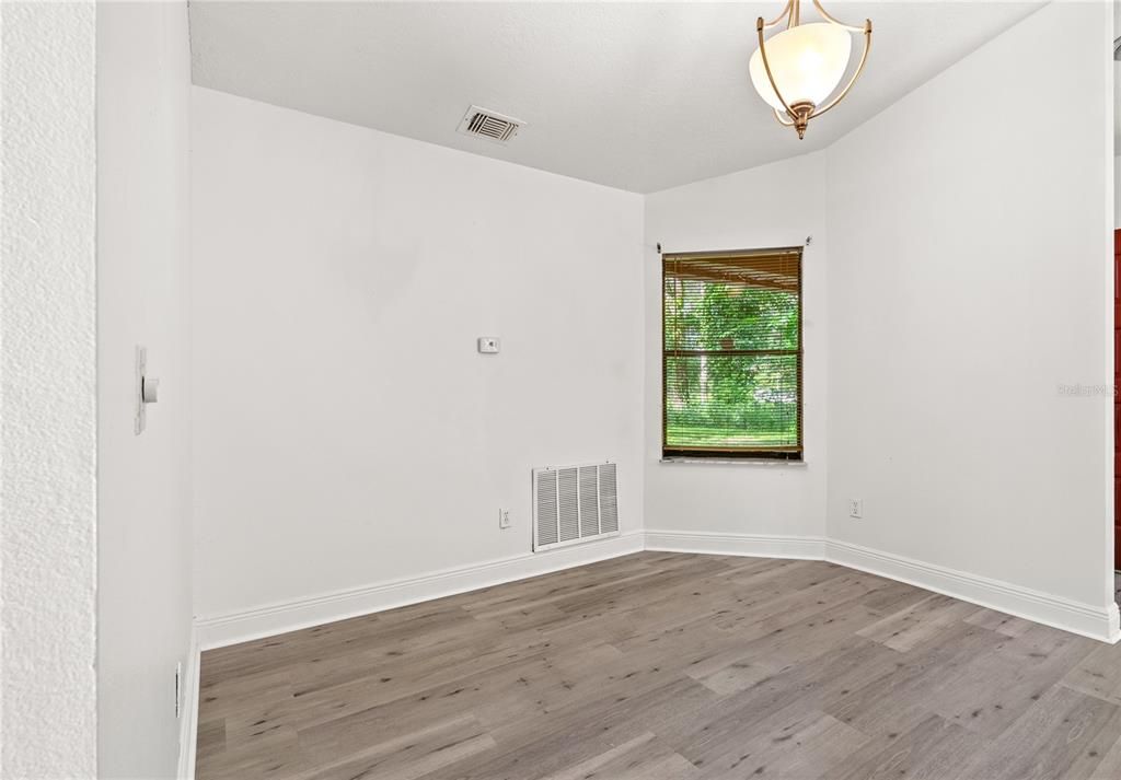 Под контрактом: $435,000 (4 спален, 2 ванн, 1722 Квадратных фут)