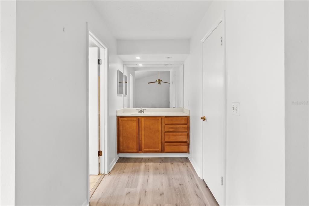 Под контрактом: $435,000 (4 спален, 2 ванн, 1722 Квадратных фут)