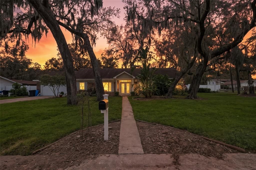 Vendido Recientemente: $450,000 (3 camas, 2 baños, 1669 Pies cuadrados)