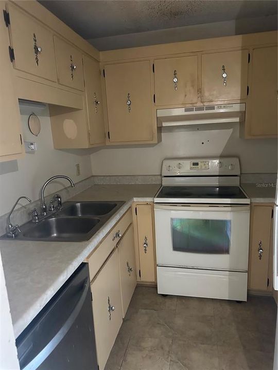 For Sale: $140,000 (3 beds, 3 baths, 1496 Square Feet)