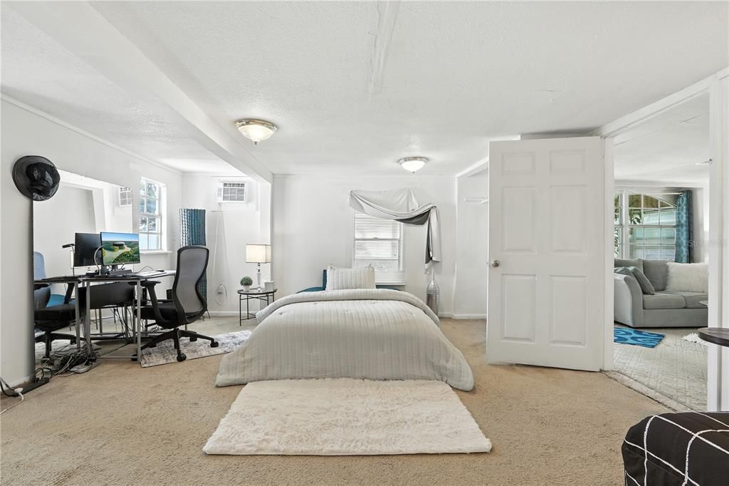 Под контрактом: $248,000 (3 спален, 2 ванн, 1842 Квадратных фут)