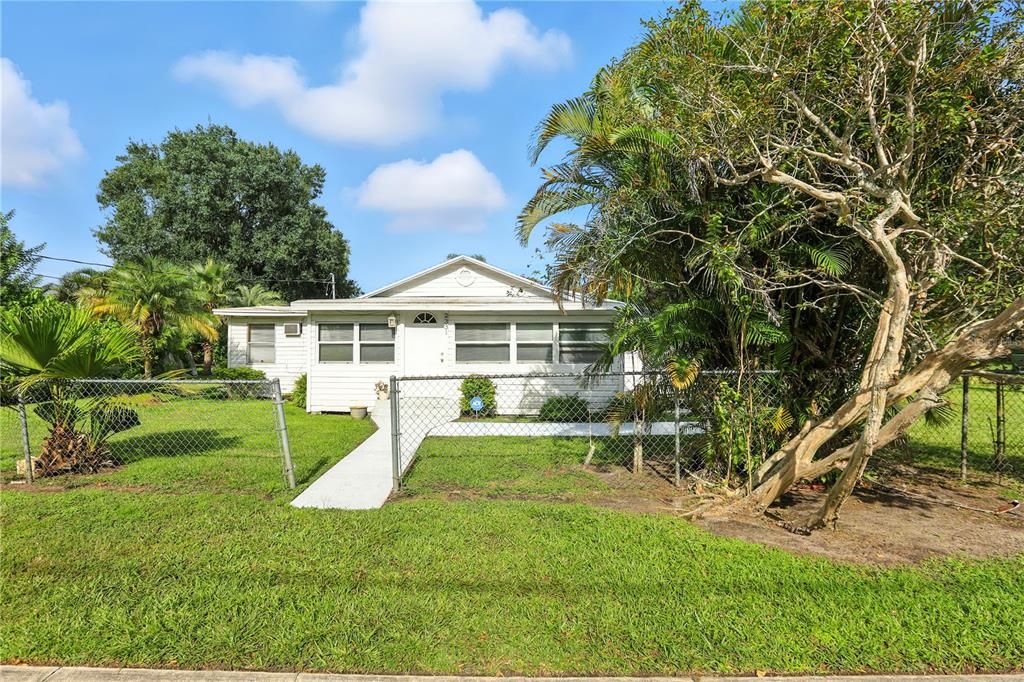 Под контрактом: $248,000 (3 спален, 2 ванн, 1842 Квадратных фут)