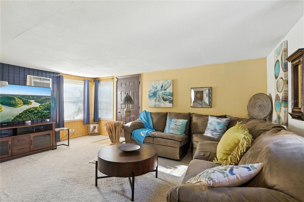 Под контрактом: $248,000 (3 спален, 2 ванн, 1842 Квадратных фут)