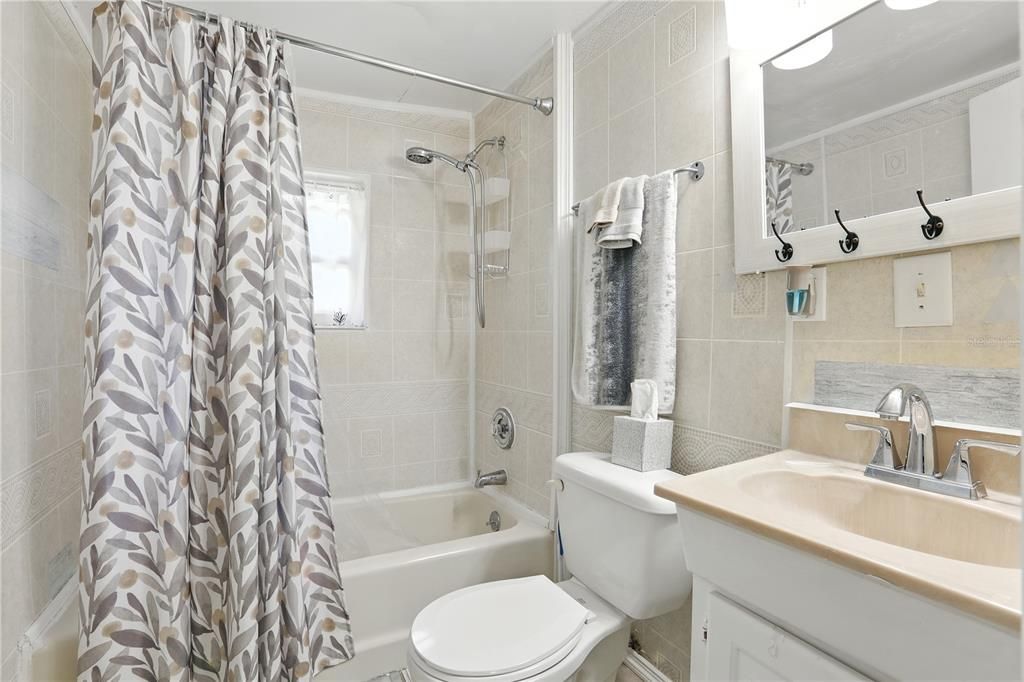 Под контрактом: $248,000 (3 спален, 2 ванн, 1842 Квадратных фут)