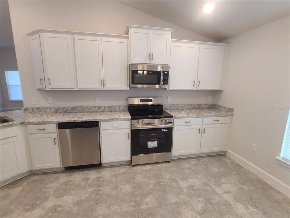 Под контрактом: $1,800 (4 спален, 2 ванн, 1820 Квадратных фут)