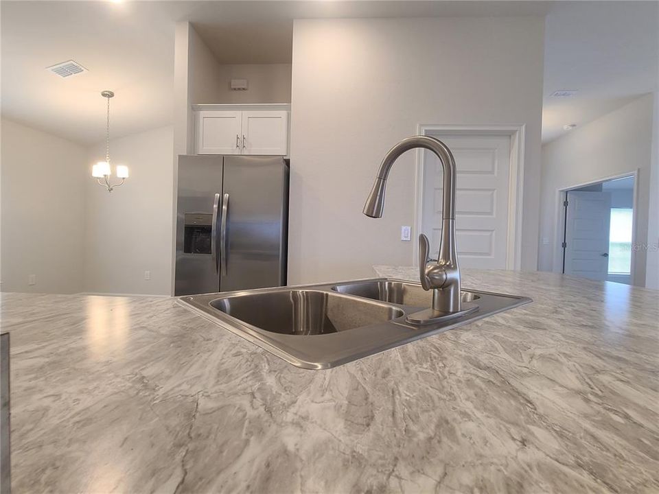 Под контрактом: $1,800 (4 спален, 2 ванн, 1820 Квадратных фут)