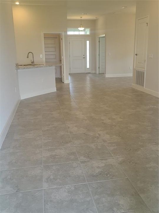 Под контрактом: $1,800 (4 спален, 2 ванн, 1820 Квадратных фут)